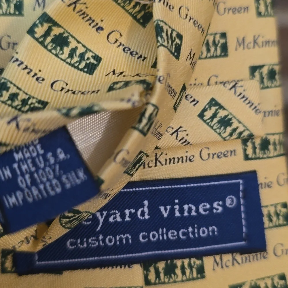 Vineyard Vines Custom Collection Rare  Men's Silk Tie‎ Yellow